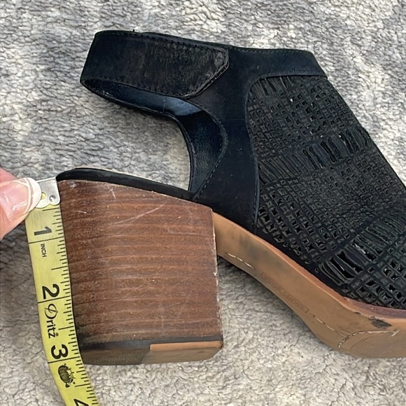 Vince Camuto Keannie Sandals Laser Cut Open Toe Stacked Heel Black Sz 8.5 - Picture 13 of 13